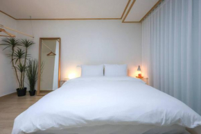Modern and Comfy House/ Hongik St. Exit 2 10min